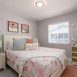 Charming Oasis: Heated Pool, Spa & Beach Access