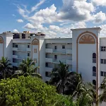 Beachside Condo W/ Pool, Lanai & Walk To Beach
