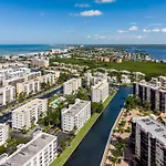Beachside Condo W/ Pool, Lanai & Walk To Beach