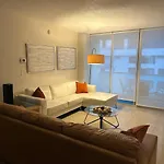 Hollywood Apartment By The Sea