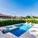 Naples Calming Waves Luxury Home 4-3