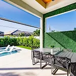 Naples Calming Waves Luxury Home 4-3