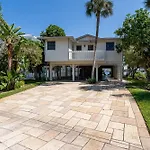 180° Bay Views, Newly Remodeled, Walk To Beach