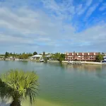 Land\'S End 3-404 Bay Front