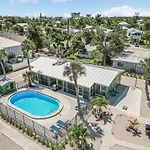 Dune Our Thing Manor: 8Br Retreat W/ Pool & Beach