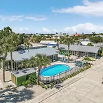 Spacious 4Br Duplex: Pool, Beach Access & Bbq Area