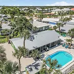 Spacious 4Br Duplex: Pool, Beach Access & Bbq Area