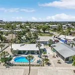 Spacious 4Br Duplex: Pool, Beach Access & Bbq Area