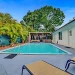 New Stunning Villa With Heated Pool Cabana