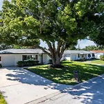 The Coastal Retreat Modern 3Br Home With Beachy Charm