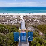 13900 Millcole Ave - Beachy Bungalow - Sleeps 10