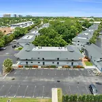 Park Shore Resort By Mike Z Rentals (Adults Only)