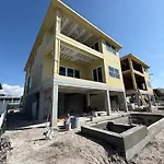 New Luxury Build W/ Pool, Hot Tub & Canal Views