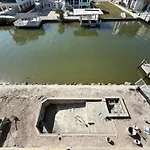 New Luxury Build W/ Pool, Hot Tub & Canal Views