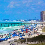 Couples Getaway, Honeymoon Sweet, Perfectly Cozy Beach Front Condo With Kitchen, Pool, Free Parking,Check-In At Door