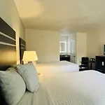 Clarion Inn & Suites Kissimmee-Lake Buena Vista South