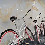 Chic 2-Bedroom Condo With Beach Service & Gym / 1210