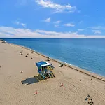 Chic 2-Bedroom Condo With Beach Service & Gym / 1210