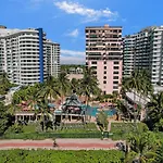 Chic 2-Bedroom Condo With Beach Service & Gym / 1210
