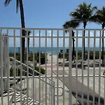 Castle Beach Studio,Tennis Court And Swimming Pool With Beach Access