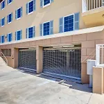 Deluxe Condo At Main Beach