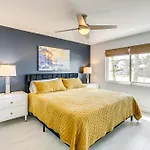 Walk To Beach Condo With Pool And Patio In Sarasota!