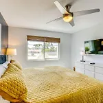 Walk To Beach Condo With Pool And Patio In Sarasota!