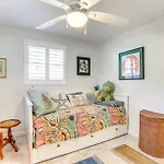 Upscale Bungalow With Patio And Bbq, Walk To Beach