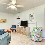 Upscale Bungalow With Patio And Bbq, Walk To Beach