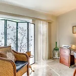 Upscale Bungalow With Patio And Bbq, Walk To Beach