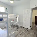 Themed Kid Bedrooms, 17 Miles To Disney And Legoland, Private Pool, Kitchen, Wifi, Washer, Dryer