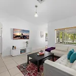 The Vibrant Retreat - Villa With Private Patio