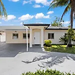 The Vibrant Retreat - Villa With Private Patio