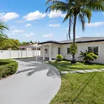 The Vibrant Retreat - Villa With Private Patio