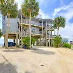 Beachfront Cedar Key Retreat With Pool Access!