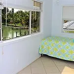 Castaways Beach And Bay Cottages