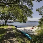 Pirates\' Bay Marina