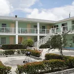Holiday House Motel