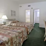 Travelodge Monaco Beach Resort