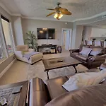 Stylish Oceanfront Condo With Beach And Picnic Area Access - Unit 1706