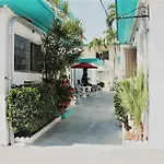Tania Inn