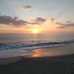 Tropical Winds Beachfront Motel And Cottages