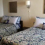 Famous Shores Motel