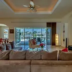 Villa La-Favorita