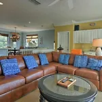 Holmes Beach Home Pool, Hot Tub, Walk To Beach!