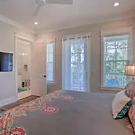 Family-Friendly Santa Rosa Home Walk To Beach!