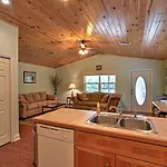 Crystal River Cottage On 1 Acre With Deck And Porch!