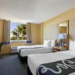 La Quinta Inn & Suites By Wyndham Sunrise