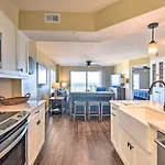 Luxe Oceanfront Condo With Pool, Beach Access And Gear