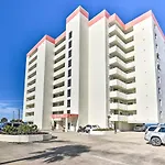 Luxe Oceanfront Condo With Pool, Beach Access And Gear